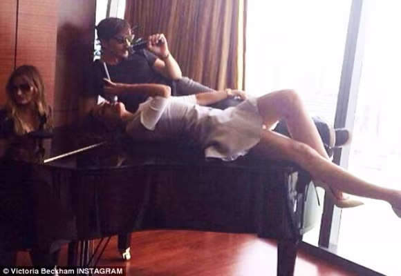 Mải mê hát, Victoria Beckham vô tình "khoe" vòng 1 căng tròn ảnh 4 Mải mê hát, Victoria Beckham vô tình "khoe" vòng 1 căng tròn ảnh 4