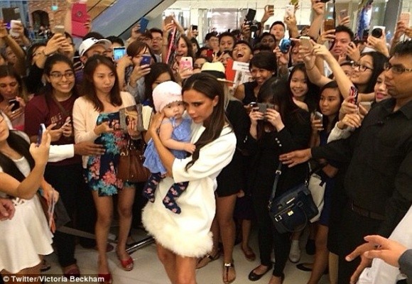 Mải mê hát, Victoria Beckham vô tình "khoe" vòng 1 căng tròn ảnh 1 Mải mê hát, Victoria Beckham vô tình "khoe" vòng 1 căng tròn ảnh 1