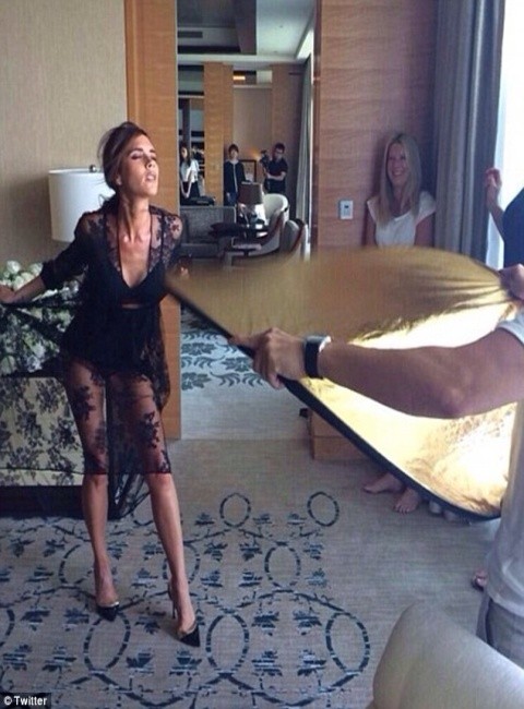 Mải mê hát, Victoria Beckham vô tình "khoe" vòng 1 căng tròn ảnh 5 Mải mê hát, Victoria Beckham vô tình "khoe" vòng 1 căng tròn ảnh 5