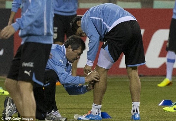 Nóng: Luis Suarez có thể lỡ World Cup vì chấn thương ảnh 1 Nóng: Luis Suarez có thể lỡ World Cup vì chấn thương ảnh 1