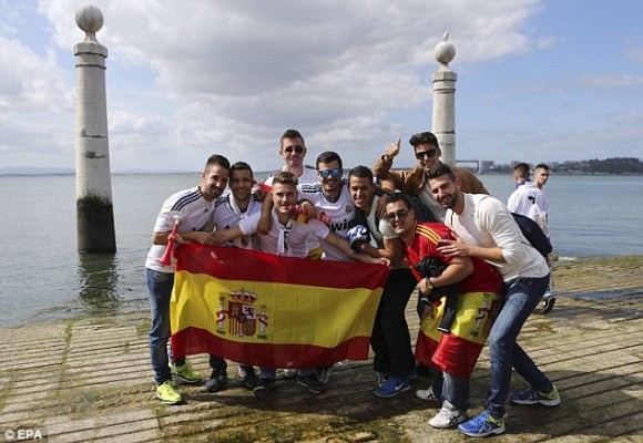 Chùm ảnh: Fan Real và Atletico khuấy động Lisbon ảnh 1 Chùm ảnh: Fan Real và Atletico khuấy động Lisbon ảnh 1