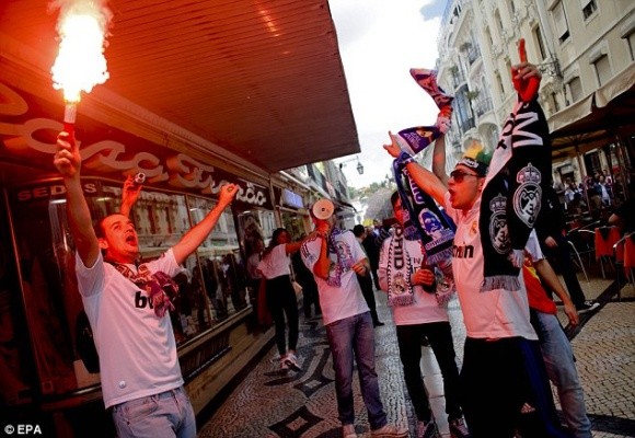 Chùm ảnh: Fan Real và Atletico khuấy động Lisbon ảnh 4 Chùm ảnh: Fan Real và Atletico khuấy động Lisbon ảnh 4