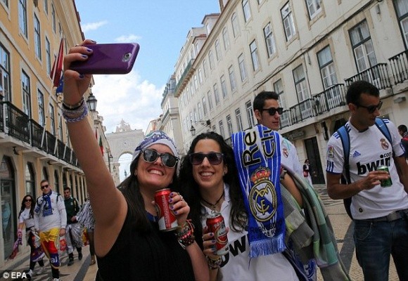 Chùm ảnh: Fan Real và Atletico khuấy động Lisbon ảnh 5 Chùm ảnh: Fan Real và Atletico khuấy động Lisbon ảnh 5