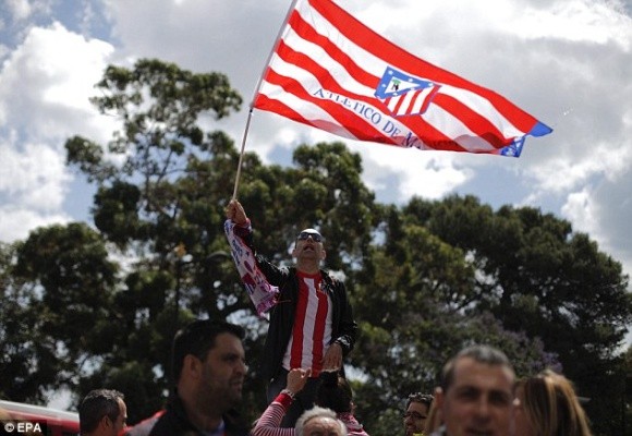 Chùm ảnh: Fan Real và Atletico khuấy động Lisbon ảnh 8 Chùm ảnh: Fan Real và Atletico khuấy động Lisbon ảnh 8