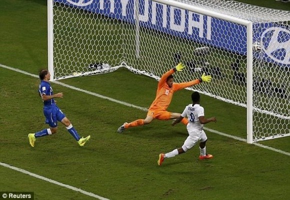Balotelli lập công giúp Italia hạ gục Sư tử Anh ảnh 3 Balotelli lập công giúp Italia hạ gục Sư tử Anh ảnh 3