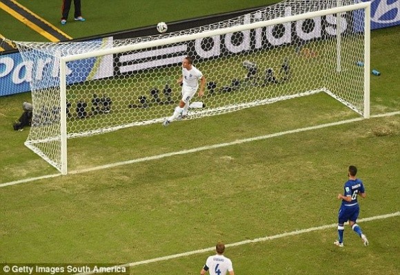 Balotelli lập công giúp Italia hạ gục Sư tử Anh ảnh 4 Balotelli lập công giúp Italia hạ gục Sư tử Anh ảnh 4