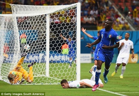 Balotelli lập công giúp Italia hạ gục Sư tử Anh ảnh 5 Balotelli lập công giúp Italia hạ gục Sư tử Anh ảnh 5