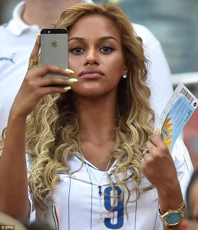 Hôn phu siêu mẫu của Balotelli làm “nóng” khán đài Amazonia Arena ảnh 1 Hôn phu siêu mẫu của Balotelli làm “nóng” khán đài Amazonia Arena ảnh 1