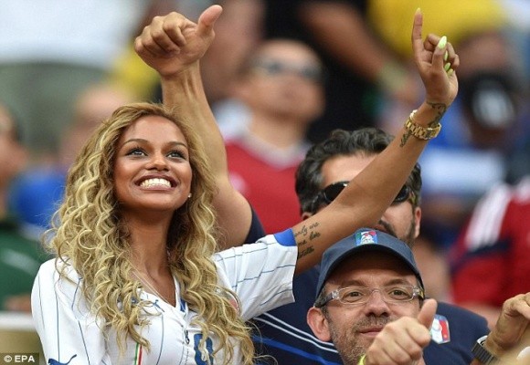Hôn phu siêu mẫu của Balotelli làm “nóng” khán đài Amazonia Arena ảnh 2 Hôn phu siêu mẫu của Balotelli làm “nóng” khán đài Amazonia Arena ảnh 2