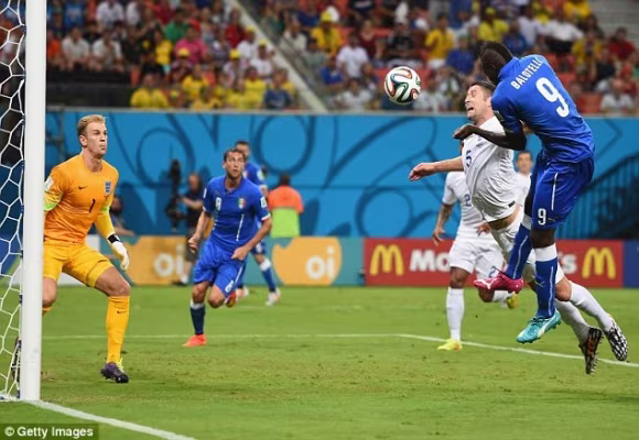 Hôn phu siêu mẫu của Balotelli làm “nóng” khán đài Amazonia Arena ảnh 3 Hôn phu siêu mẫu của Balotelli làm “nóng” khán đài Amazonia Arena ảnh 3