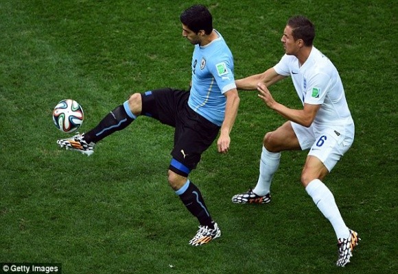 Suarez lập cú đúp giúp Uruguay nhấn chìm tuyển Anh ảnh 2 Suarez lập cú đúp giúp Uruguay nhấn chìm tuyển Anh ảnh 2