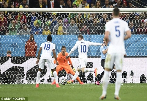 Suarez lập cú đúp giúp Uruguay nhấn chìm tuyển Anh ảnh 6 Suarez lập cú đúp giúp Uruguay nhấn chìm tuyển Anh ảnh 6