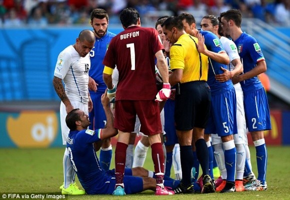 Marchisio nhận thẻ đỏ, 10 cầu thủ Italia “gục ngã” trước Uruguay ảnh 4 Marchisio nhận thẻ đỏ, 10 cầu thủ Italia “gục ngã” trước Uruguay ảnh 4