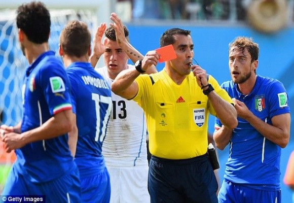 Marchisio nhận thẻ đỏ, 10 cầu thủ Italia “gục ngã” trước Uruguay ảnh 5 Marchisio nhận thẻ đỏ, 10 cầu thủ Italia “gục ngã” trước Uruguay ảnh 5