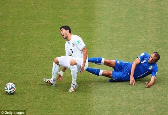 Marchisio nhận thẻ đỏ, 10 cầu thủ Italia “gục ngã” trước Uruguay ảnh 1 Marchisio nhận thẻ đỏ, 10 cầu thủ Italia “gục ngã” trước Uruguay ảnh 1
