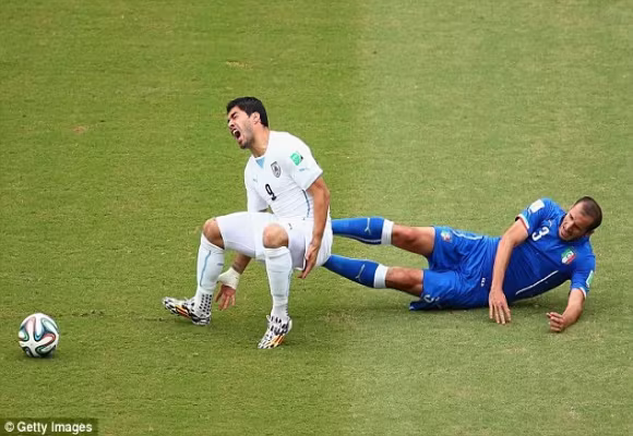 Marchisio nhận thẻ đỏ, 10 cầu thủ Italia “gục ngã” trước Uruguay ảnh 1 Marchisio nhận thẻ đỏ, 10 cầu thủ Italia “gục ngã” trước Uruguay ảnh 1