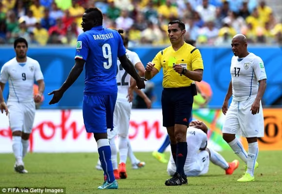 Marchisio nhận thẻ đỏ, 10 cầu thủ Italia “gục ngã” trước Uruguay ảnh 2 Marchisio nhận thẻ đỏ, 10 cầu thủ Italia “gục ngã” trước Uruguay ảnh 2