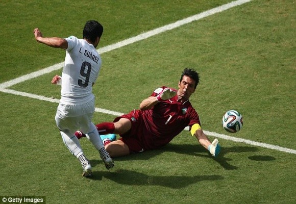 Marchisio nhận thẻ đỏ, 10 cầu thủ Italia “gục ngã” trước Uruguay ảnh 3 Marchisio nhận thẻ đỏ, 10 cầu thủ Italia “gục ngã” trước Uruguay ảnh 3
