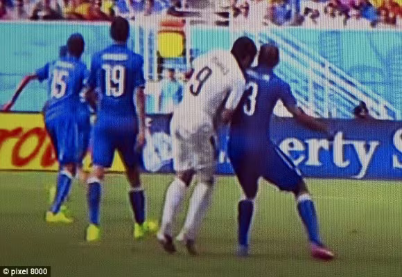 Marchisio nhận thẻ đỏ, 10 cầu thủ Italia “gục ngã” trước Uruguay ảnh 6 Marchisio nhận thẻ đỏ, 10 cầu thủ Italia “gục ngã” trước Uruguay ảnh 6