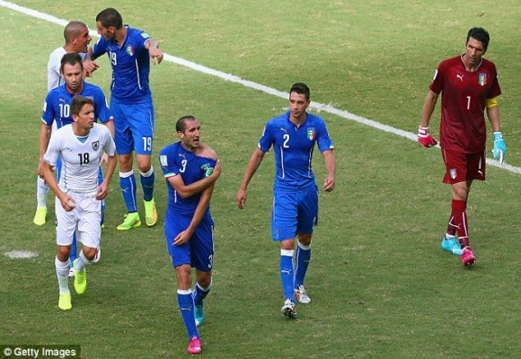 Marchisio nhận thẻ đỏ, 10 cầu thủ Italia “gục ngã” trước Uruguay ảnh 7 Marchisio nhận thẻ đỏ, 10 cầu thủ Italia “gục ngã” trước Uruguay ảnh 7
