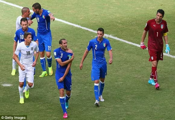 Marchisio nhận thẻ đỏ, 10 cầu thủ Italia “gục ngã” trước Uruguay ảnh 7 Marchisio nhận thẻ đỏ, 10 cầu thủ Italia “gục ngã” trước Uruguay ảnh 7