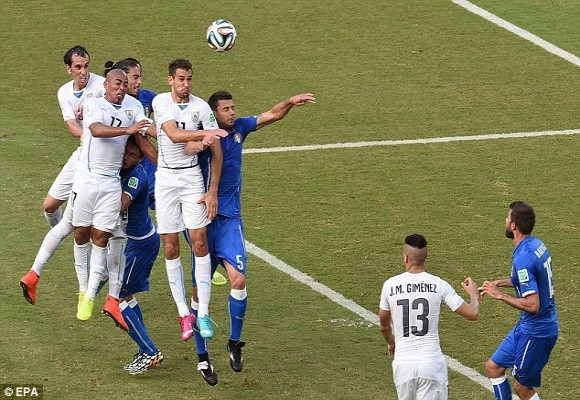 Marchisio nhận thẻ đỏ, 10 cầu thủ Italia “gục ngã” trước Uruguay ảnh 8 Marchisio nhận thẻ đỏ, 10 cầu thủ Italia “gục ngã” trước Uruguay ảnh 8