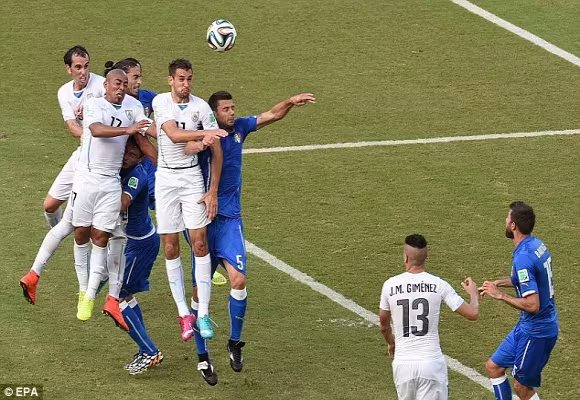 Marchisio nhận thẻ đỏ, 10 cầu thủ Italia “gục ngã” trước Uruguay ảnh 8 Marchisio nhận thẻ đỏ, 10 cầu thủ Italia “gục ngã” trước Uruguay ảnh 8