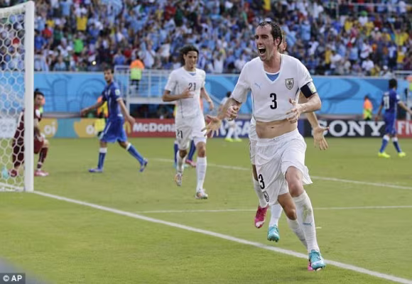 Marchisio nhận thẻ đỏ, 10 cầu thủ Italia “gục ngã” trước Uruguay ảnh 9 Marchisio nhận thẻ đỏ, 10 cầu thủ Italia “gục ngã” trước Uruguay ảnh 9