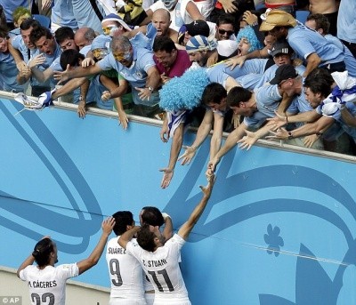 Marchisio nhận thẻ đỏ, 10 cầu thủ Italia “gục ngã” trước Uruguay ảnh 10 Marchisio nhận thẻ đỏ, 10 cầu thủ Italia “gục ngã” trước Uruguay ảnh 10