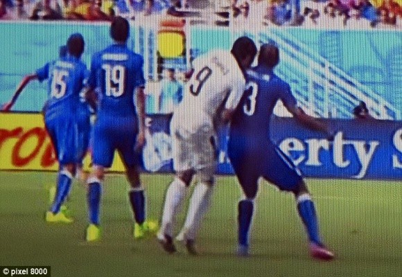 Nóng: Nhận án phạt “khủng” từ FIFA, Luis Suarez chia tay World Cup ảnh 1 Nóng: Nhận án phạt “khủng” từ FIFA, Luis Suarez chia tay World Cup ảnh 1