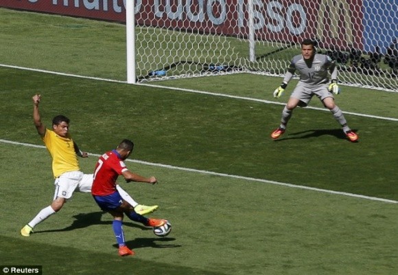 Nữ phóng viên Chile gây sốc với màn “phanh ngực” ăn mừng bàn thắng ảnh 1 Nữ phóng viên Chile gây sốc với màn “phanh ngực” ăn mừng bàn thắng ảnh 1