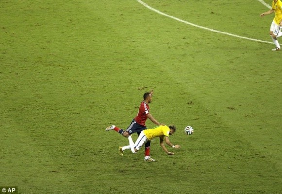 Cận cảnh tình huống dẫn tới chấn thương nghiêm trọng khiến Neymar chia tay World Cup ảnh 2 Cận cảnh tình huống dẫn tới chấn thương nghiêm trọng khiến Neymar chia tay World Cup ảnh 2
