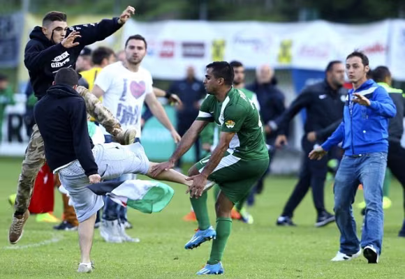 Sốc: Bạo loạn làm gián đoạn trận đấu giữa Maccabi Haifa và Lille ảnh 3 Sốc: Bạo loạn làm gián đoạn trận đấu giữa Maccabi Haifa và Lille ảnh 3
