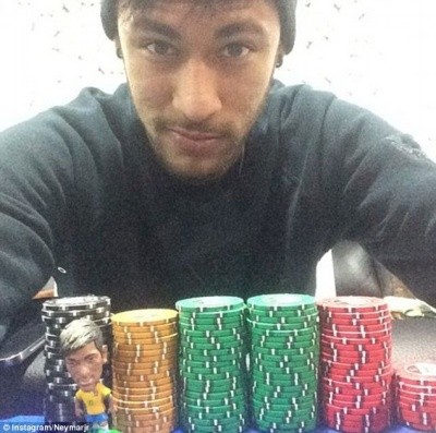 Không đá bóng, Neymar thành “thánh bài” ảnh 1 Không đá bóng, Neymar thành “thánh bài” ảnh 1