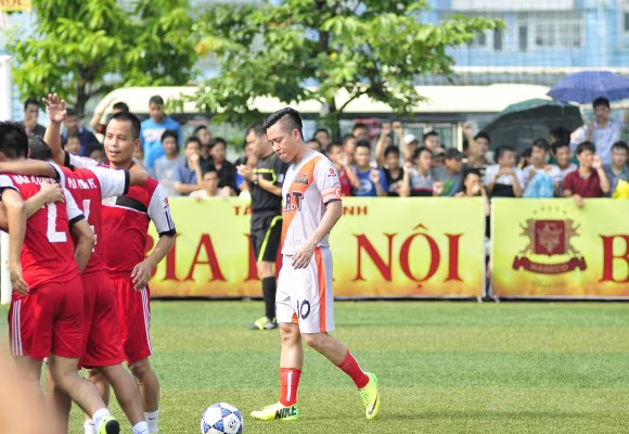 Chùm ảnh: Ca sĩ Tuấn Hưng sát cánh cùng Huy Hoàng trổ tài trên sân phủi ảnh 7 Chùm ảnh: Ca sĩ Tuấn Hưng sát cánh cùng Huy Hoàng trổ tài trên sân phủi ảnh 7