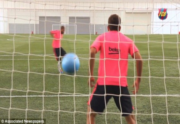 Cười “bể bụng” với clip sao Barca thi đá phạt đền bằng… bóng bay ảnh 1 Cười “bể bụng” với clip sao Barca thi đá phạt đền bằng… bóng bay ảnh 1