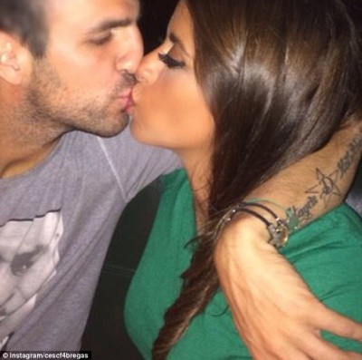 Fabregas hạnh phúc viên mãn bên “bồ già” sexy ảnh 2 Fabregas hạnh phúc viên mãn bên “bồ già” sexy ảnh 2