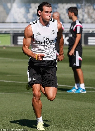 Phản ứng ngộ nghĩnh của cậu bé Cardiff khi đứng cạnh Gareth Bale ảnh 1 Phản ứng ngộ nghĩnh của cậu bé Cardiff khi đứng cạnh Gareth Bale ảnh 1