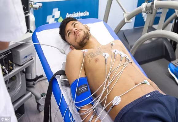 Mê mải Facebook và Instagram, Neymar lộ chuyện trốn tập ở Barca ảnh 1 Mê mải Facebook và Instagram, Neymar lộ chuyện trốn tập ở Barca ảnh 1