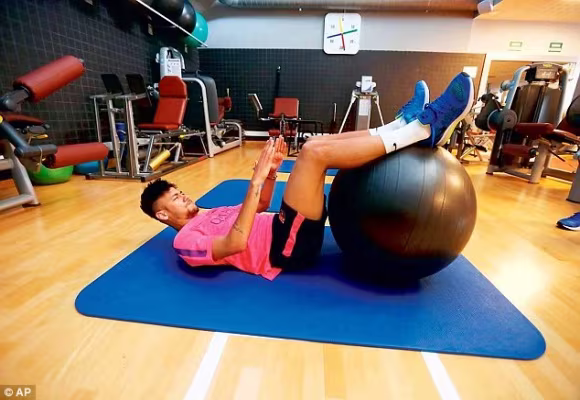 Mê mải Facebook và Instagram, Neymar lộ chuyện trốn tập ở Barca ảnh 2 Mê mải Facebook và Instagram, Neymar lộ chuyện trốn tập ở Barca ảnh 2