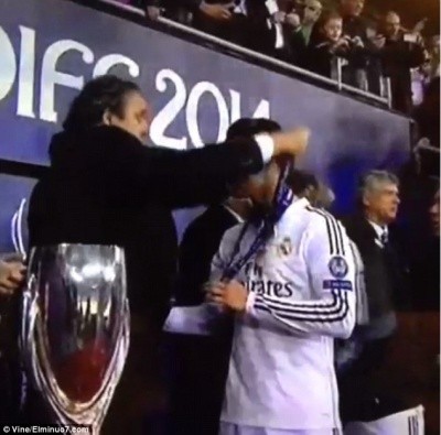 Rô “điệu” lém lỉnh định “cuỗm” kỷ niệm chương của UEFA ảnh 1 Rô “điệu” lém lỉnh định “cuỗm” kỷ niệm chương của UEFA ảnh 1
