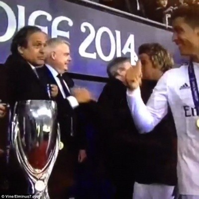 Rô “điệu” lém lỉnh định “cuỗm” kỷ niệm chương của UEFA ảnh 2 Rô “điệu” lém lỉnh định “cuỗm” kỷ niệm chương của UEFA ảnh 2