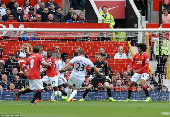 Louis van Gaal “méo xệch” mặt trong ngày mở màn thảm họa cùng M.U ảnh 5 Louis van Gaal “méo xệch” mặt trong ngày mở màn thảm họa cùng M.U ảnh 5
