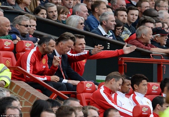 Louis van Gaal “méo xệch” mặt trong ngày mở màn thảm họa cùng M.U ảnh 7 Louis van Gaal “méo xệch” mặt trong ngày mở màn thảm họa cùng M.U ảnh 7