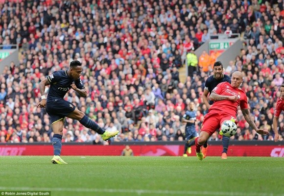 Xà ngang cứu Liverpool, Man City thoát thua nhờ Fernando ảnh 3 Xà ngang cứu Liverpool, Man City thoát thua nhờ Fernando ảnh 3