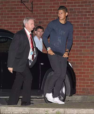 Chùm ảnh: "Cứu tinh" của M.U có mặt ở Old Trafford ảnh 3