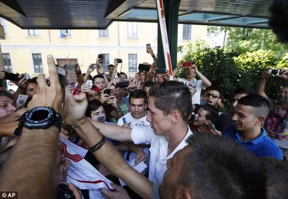 “Hàng thải” của Chelsea được fan chào đón nồng nhiệt ở Milan ảnh 1 “Hàng thải” của Chelsea được fan chào đón nồng nhiệt ở Milan ảnh 1