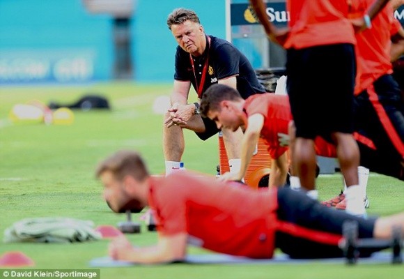 Sốc với kỷ luật “thép” ở M.U của HLV Louis van Gaal ảnh 1 Sốc với kỷ luật “thép” ở M.U của HLV Louis van Gaal ảnh 1