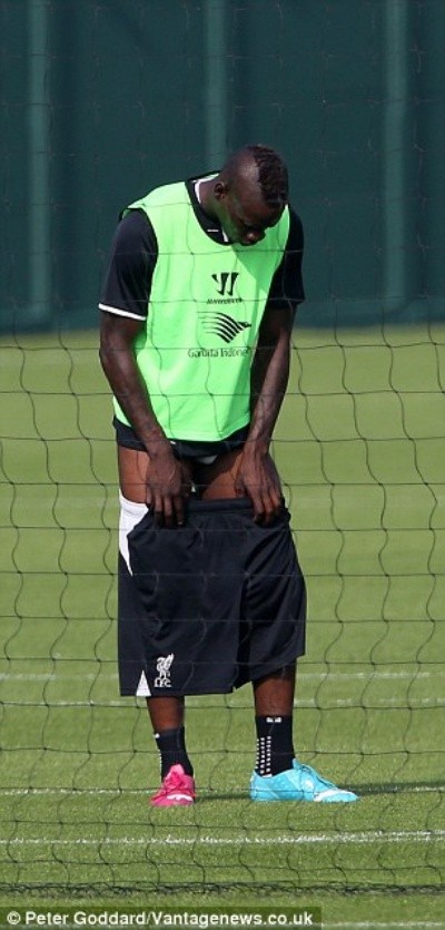 "Siêu quậy" Balotelli lại gây sốc khi “tồng ngồng” trên sân tập ảnh 2 "Siêu quậy" Balotelli lại gây sốc khi “tồng ngồng” trên sân tập ảnh 2