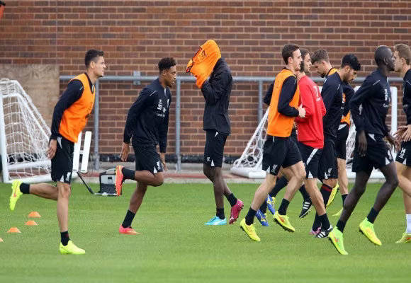 "Siêu quậy" Balotelli lại gây sốc khi “tồng ngồng” trên sân tập ảnh 1